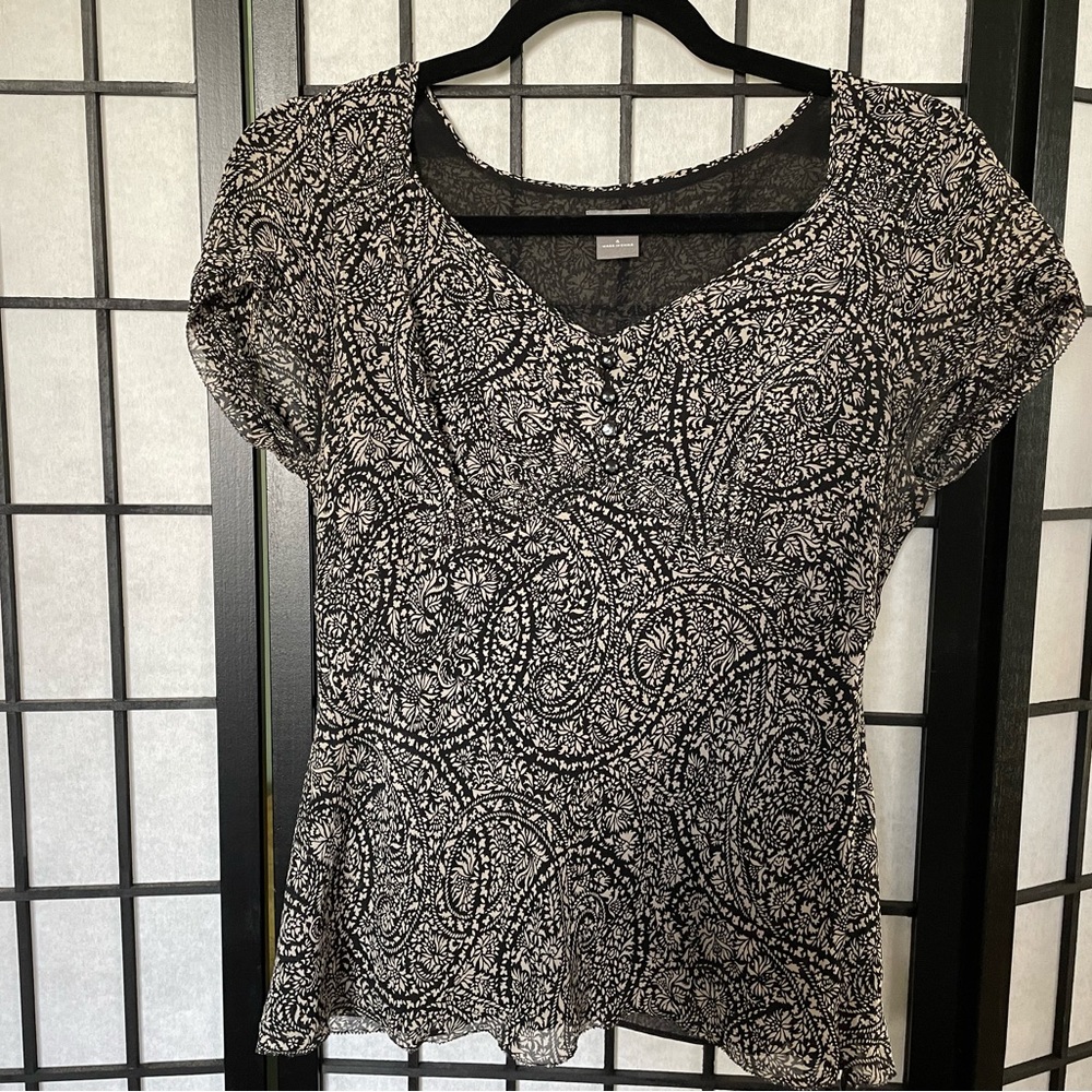 Ann Taylor black and beige paisley scoop neck blouse size 4